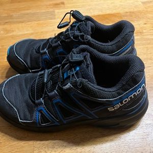Youth Salomon hiking shoes size 2 black and blue